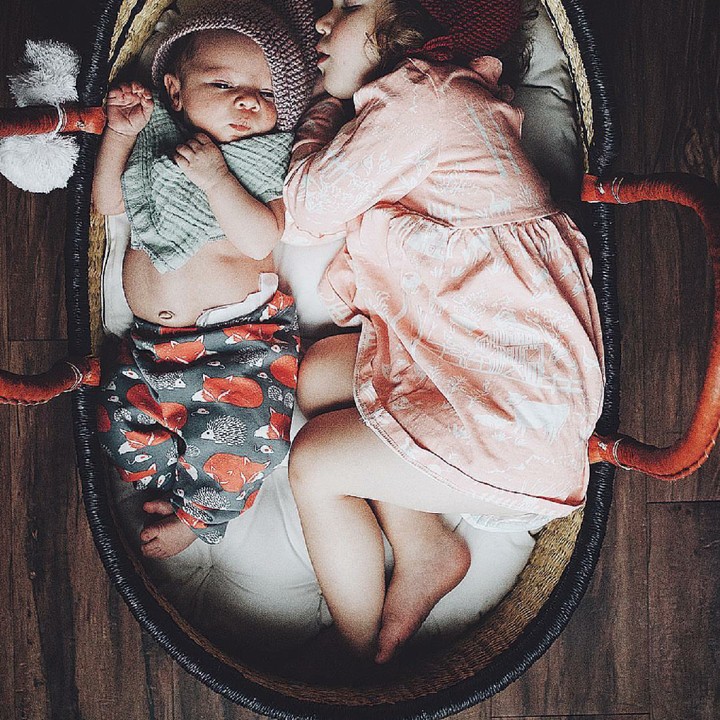 <p>Ya ampun si kak nyelip di kasur si adik bayi. Hi-hi. (Foto: Instagram/this.little.wondering)</p>