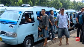 VIDEO: Pengemudi Angkot Tanah Abang Demo di Balai Kota