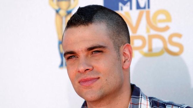 Aktor 'Glee,' Mark Salling, ditemukan tewas di AS pada Selasa (30/1) malam waktu setempat. Para bintang serial komedi itu pun bereaksi atas kematian sang aktor.