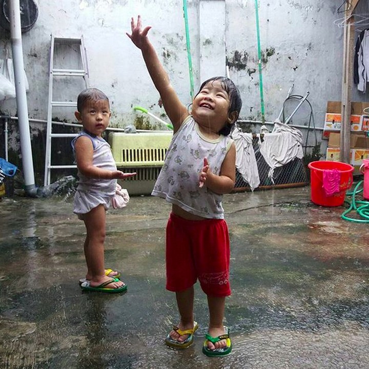 <p>Eh, Nak, jangan lupa dipakai sandalnya ya. He-he-he. (Foto: Instagram/ @erna_qila)</p>