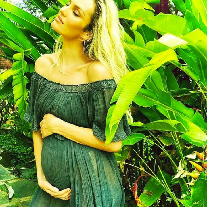 <p>Baby bump-nya makin besar, Candice makin terlihat outstanding. (Foto: Instagram @angelcandices)</p>
