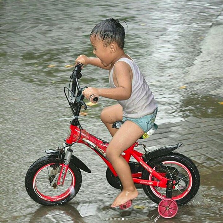 <p>Seru banget sih, Nak, main hujan-hujanannya. Jangan lama-lama ya. (Foto: Instagram/ @kwanhendro)</p>