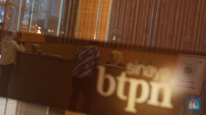 Aktifitas suasana pegawai Bank BTPN di kantor pusat Menara BTPN,  Jakarta, Rabu (31/1/2018). PT Bank Tabungan Pensiun Tbk (BTPN) dan PT Bank Sumitomo Mitsui Indonesia (SMBCI) akan segera merger. Dampak dari merger ini tidak akan merubah komposisi pemegang saham.