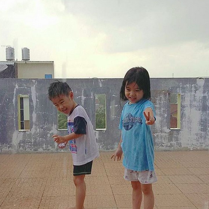 <p>Asyiknya si kecil yang satu ini main hujan sambil sepedaan. (Foto: Instagram/ @nanasuwargana)</p>