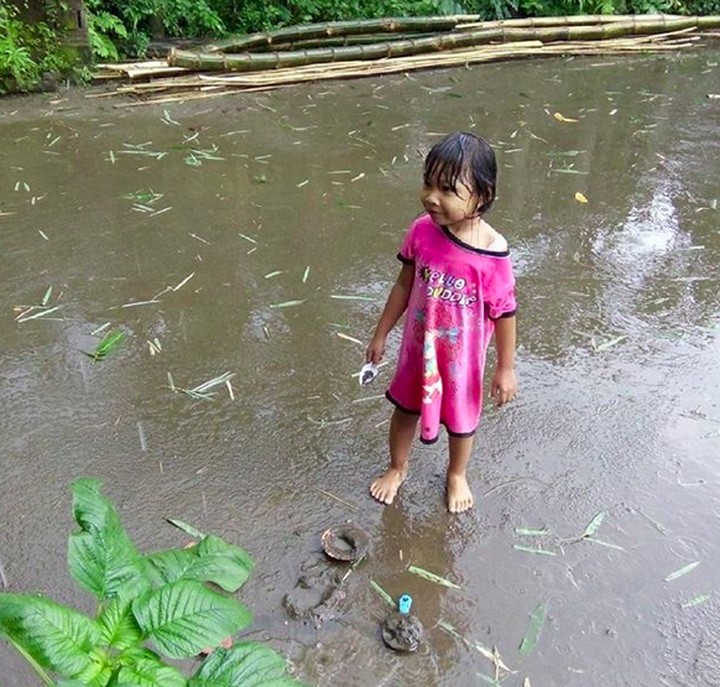 Asyik Banget Sih Anak-anak Ini Main Hujan-hujanan