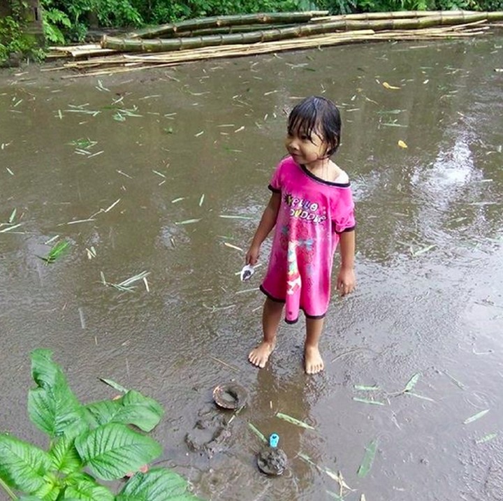 <p>Yang satu happy menyentuh air hujan, yang satu lagi mikirin apa ya, Bun? (Foto: Instagram/ @t31dy)</p>