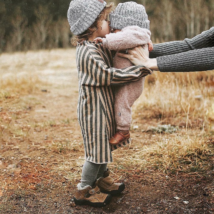 <p>Momen-momen ketika si kakak gendong dedek bayi rasanya gimana gitu ya. (Foto: Instagram/this.little.wondering)</p>