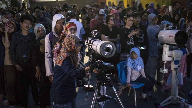 Kasatpel Teknik Pertunjukan dan Publikasi Planetarium TIM, Jakarta, sebut hingga 8 ribu orang menyaksikan proses gerhana bulan total di tempat peneropongan itu.