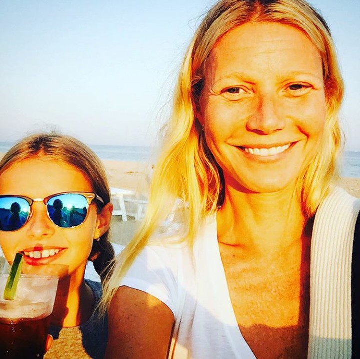 <p>Gwyneth sering banget selfie dengan kedua anaknya, terutama Apple, putri sulungnya. Foto: Instagram @gwynethpaltrow)</p>