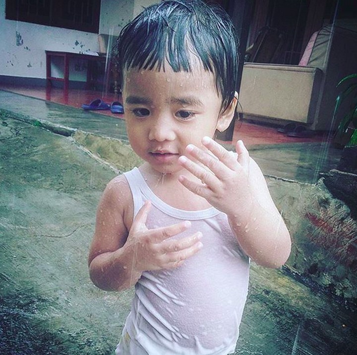<p>Nggak cuma main, di tengah hujan anak-anak ini juga push up, Bun. Ada-ada aja tingkahmu, Nak. (Foto: Instagram/ @nanasuwargana)</p>