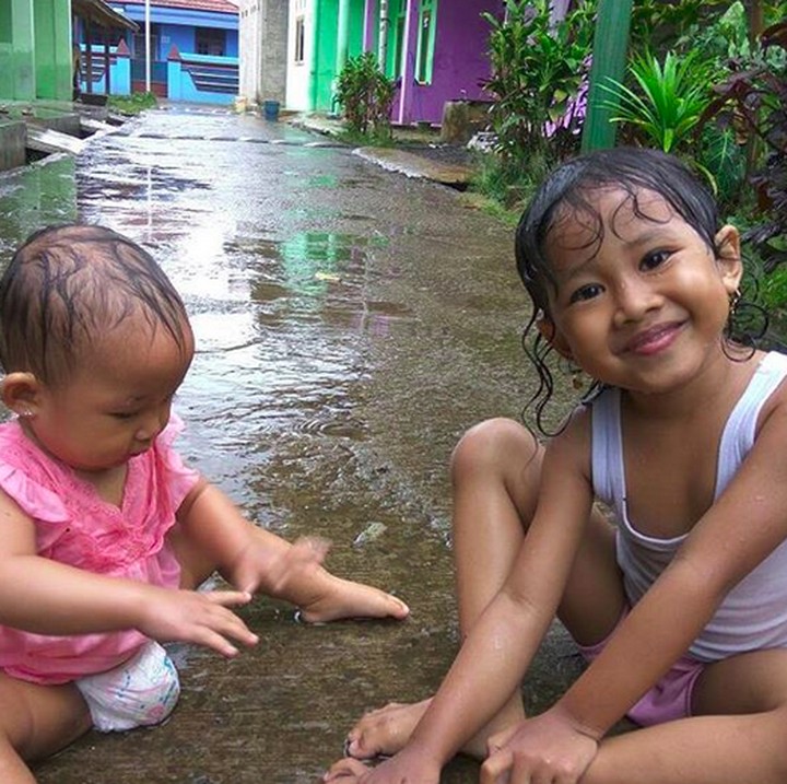 <p>Saking happy-nya, si kecil sampai rebahan gitu. (Foto: Instagram/ @nanasuwargana)</p>