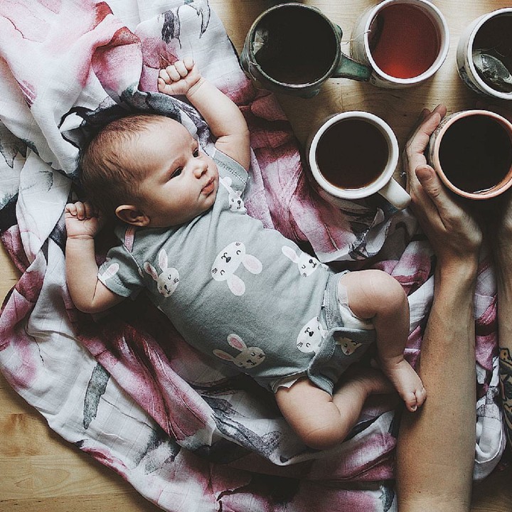 <p>Si kecil di samping rentetan gelas-gelas. Ya ampun, gemas banget. (Foto: Instagram/this.little.wondering)</p>
