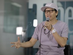 Armand Maulana Mau Lelang Sepatu Sambil Konser, Yuk Ikutan!