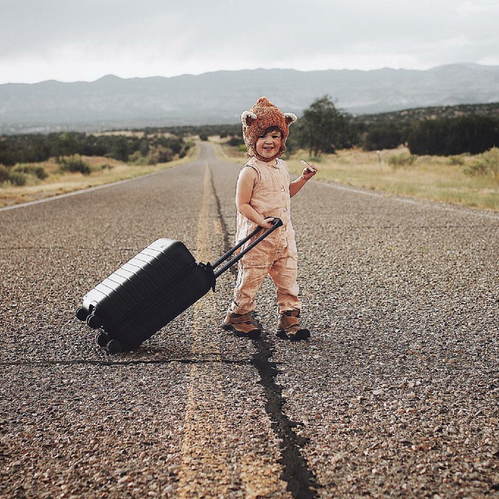 <p>Pakai koper besar di tengah jalan. Aih, lucu banget kamu, Nak.  (Foto: Instagram/this.little.wondering)</p>
