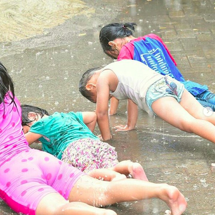 <p>Gemas banget ya sama ekspresi anak ini pas main hujan. (Foto: Instagram/ @mulianafransisca)</p>