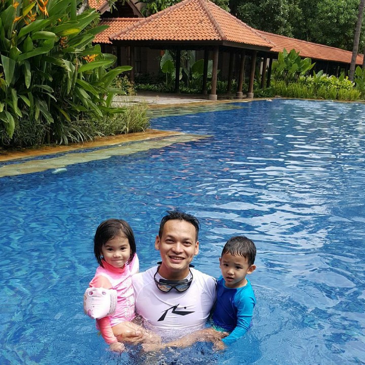 <div>Saat Ayah Ben momong si kecil di kolam renang. He-he-he. (Foto: Instagram/benjoshua_r)</div>