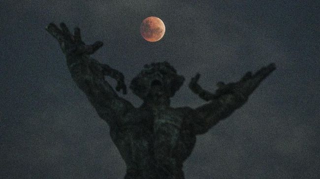 Super blood wolf moon (supermoon dan gerhana bulan total) diklaim berpengaruh pada peruntungan zodiak Anda.
