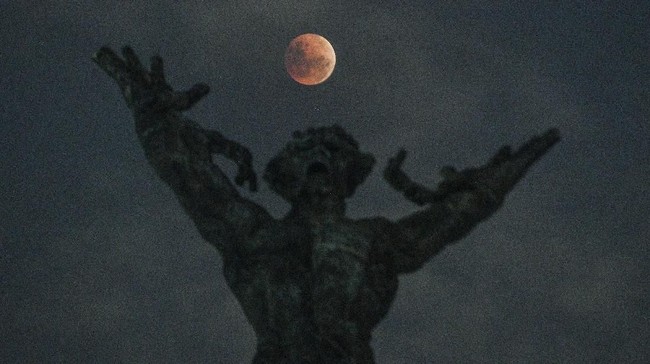 Fenomena super snow moon akan terjadi pada Kamis (19/2) sepanjang malam di seluruh dunia, termasuk Indonesia.