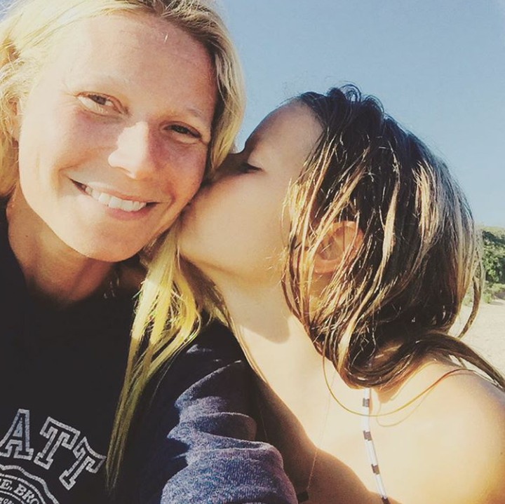 <p>Saat bermain di pantai bersama Apple. (Foto: Instagram @gwynethpaltrow)</p>