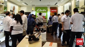 FOTO: Konsumen Banjiri Pesta Diskon 'Sayonara' Clarks