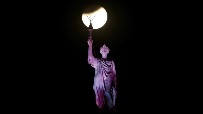 Gerhana bulan total terlama akan menghiasi langit pada Sabtu (28/7) dini hari. Sejumlah negara menyimpan mitos mengenai fenomena tersebut.