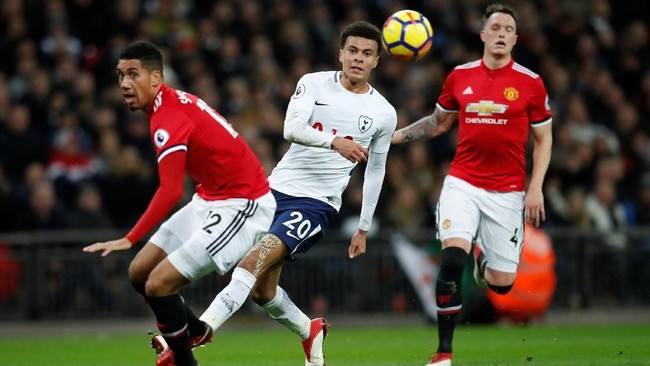 Fans Manchester United meminta kepada manajer Jose Mourinho untuk membuat dua perubahan di lini pertahanan timnya pada pertandingan berikutnya.