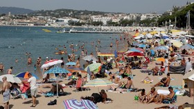 Demi Turis, Cannes Membangun 'Pantai Baru'