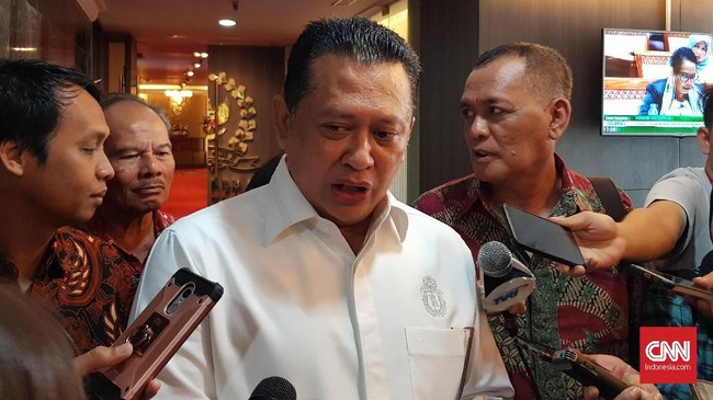 Bamsoet mendukung keputusan Presiden Jokowi yang tak terbitkan Perppu pengganti UU MD3 yang telah disahkan DPR karena dinilai tak ada kegentingan yang memaksa.