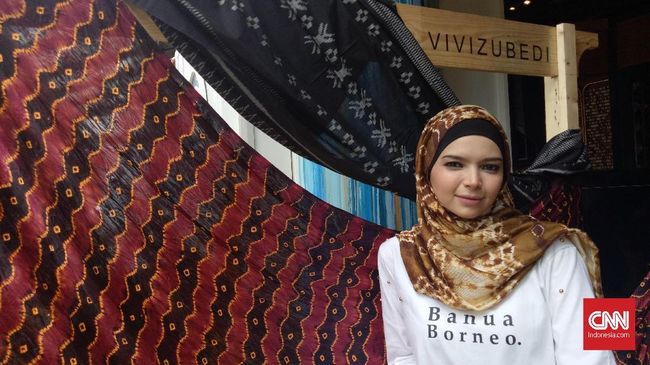 Untuk kali kedua, desainer Vivi Zubedi akan mengusung rancangannya ke panggung New York Fashion Week. Kali ini, ia akan bawa kain sasirangan, Kalimantan.