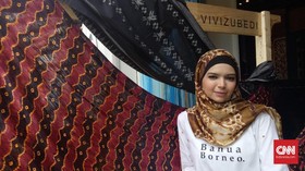 Tampil di New York Fashion Week, Vivi Zubedi Bawa Sasirangan