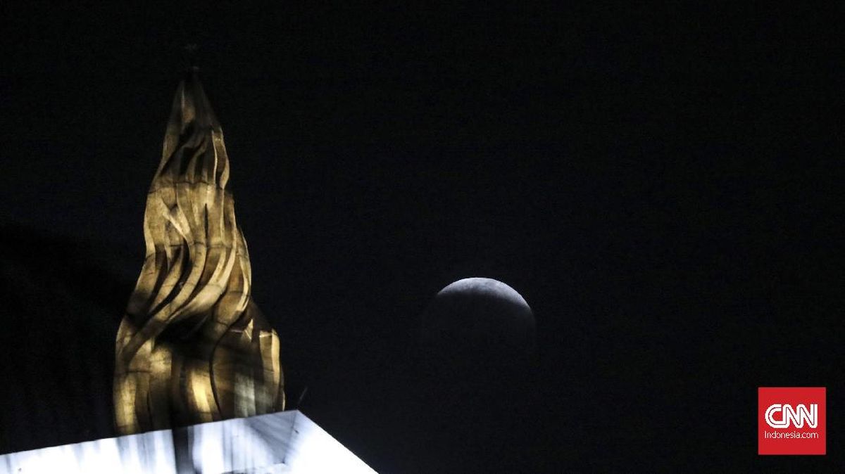 FOTO: Rona Merah Super Blue Blood Moon di Jakarta