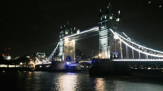 Bandara London ditutup setelah pekerja bangunan menemukan bom peninggalan Perang Dunia Kedua dekat Sungai Thames, Senin (12/2).
