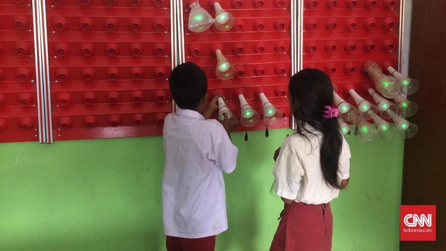 Hivos membangun ekosistem yang menjadi proyek percontohan pemanfaatan energi baru terbarukan untuk membantu warga Sumba akan kebutuhan listrik.