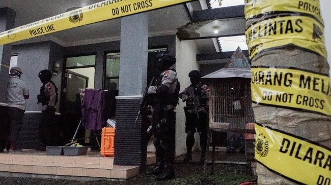 S, warga Kelurahan Simomulyo, Kecamatan Sukomanunggal, Surabaya, yang ditangkap Densus 88 disebut ramah kepada tetangga.