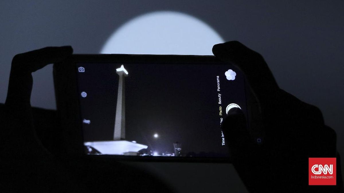 FOTO: Rona Merah Super Blue Blood Moon di Jakarta