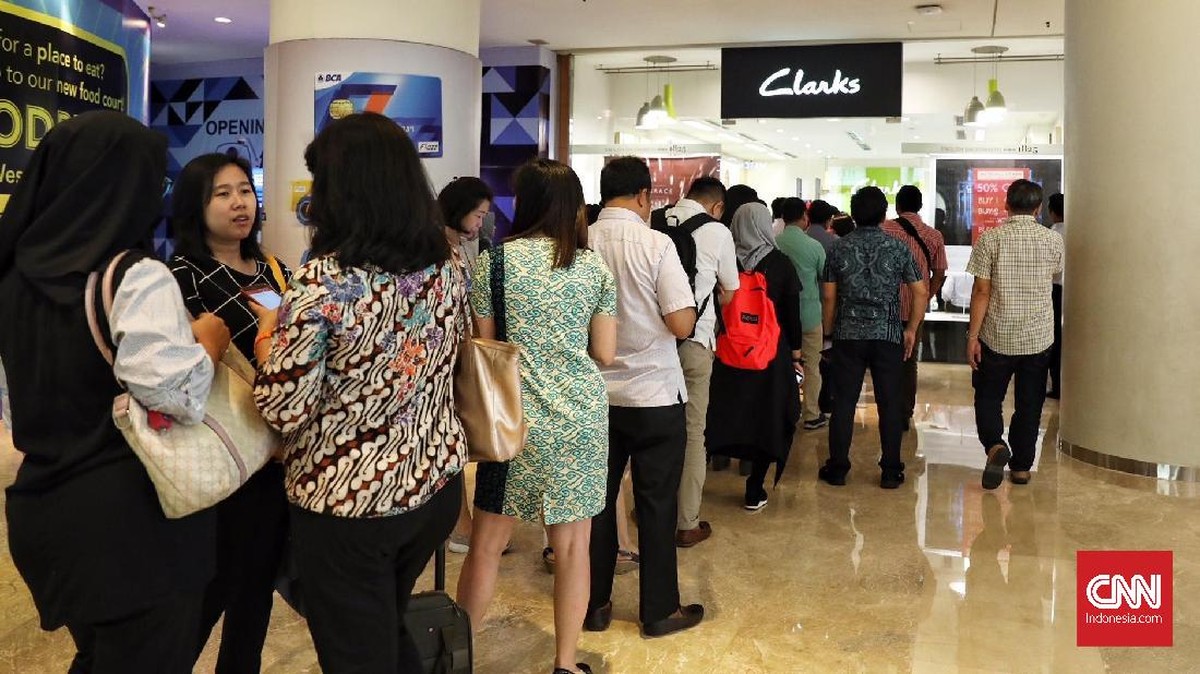 FOTO: Konsumen Banjiri Pesta Diskon 'Sayonara' Clarks