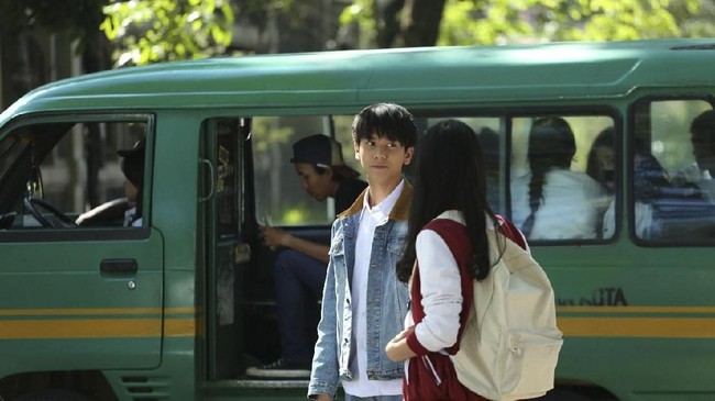 Dilan adalah angin segar. Setidaknya buat saya, Dilan hadir ketika saya sudah jenuh dengan film-film percintaan yang kebanyakan begitu-begitu saja.