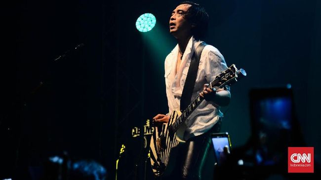 Piyu termasuk musisi Indonesia yang setia pada gitar Gibson, meski perusahaan yang berbasis di Nashville AS itu bangkrut karena terlilit utang.