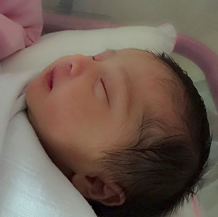 <p>Baby Kylie lebih mirip Bunda Aya atau Ayah Andi ya? (Foto: Instagram/ @andialigaffar)</p>