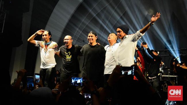 Dahaga kerinduan para penggemar band Padi bak terhapuskan ketika grup asal Surabaya itu kembali ke atas panggung, setelah tujuh tahun vakum.