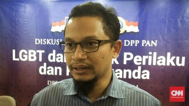 Hanafi Rais meminta pemerintah segera mengatur platform media sosial seperti Facebook, Twitter, Youtube untuk menghentikan sosialisasi LGBT di Indonesia.