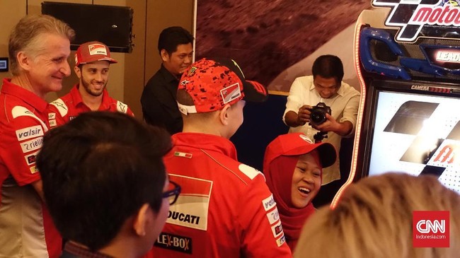 Seorang ibu hamil bernama Nina berhasil mengalahkan Jorge Lorenzo dalam sebuah 'balapan' yang berlangsung di Jakarta.