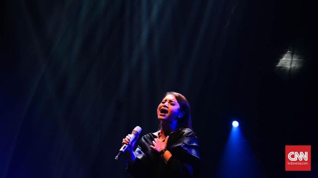 Pelantun lagu Pesona Indonesia, Sri Rossa Roslaina Handiyani alias Rossa, kembali menorehkan prestasi di kancah internasional.