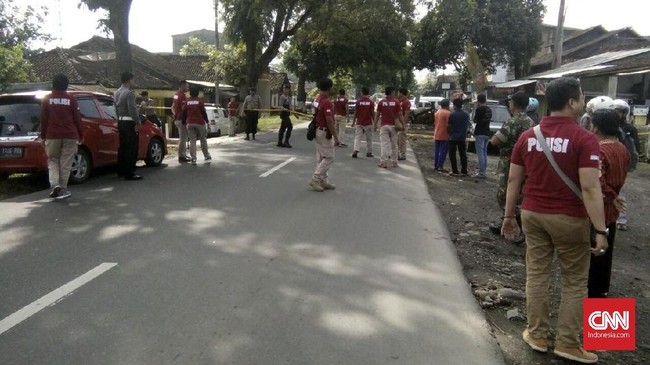 Selain menangkap AN di Temanggung, Tim Densus Antiteror juga mengamankan dua rekan Agung, yaitu Zl dan H di sebuah toko sembako.
