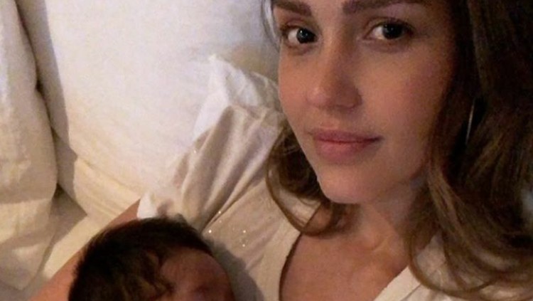 Buat Jessica Alba, menyusui si kecil di ruang ganti baju pun nggak masalah.
