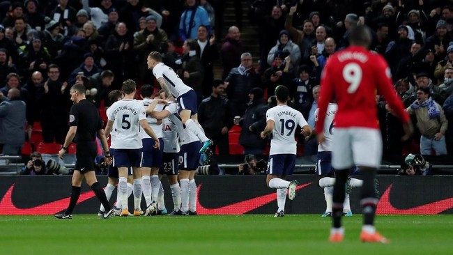 Tottenham Hotspur berhasil mengungguli Manchester United 2-0 di babak pertama lanjutan Liga Primer Inggris.