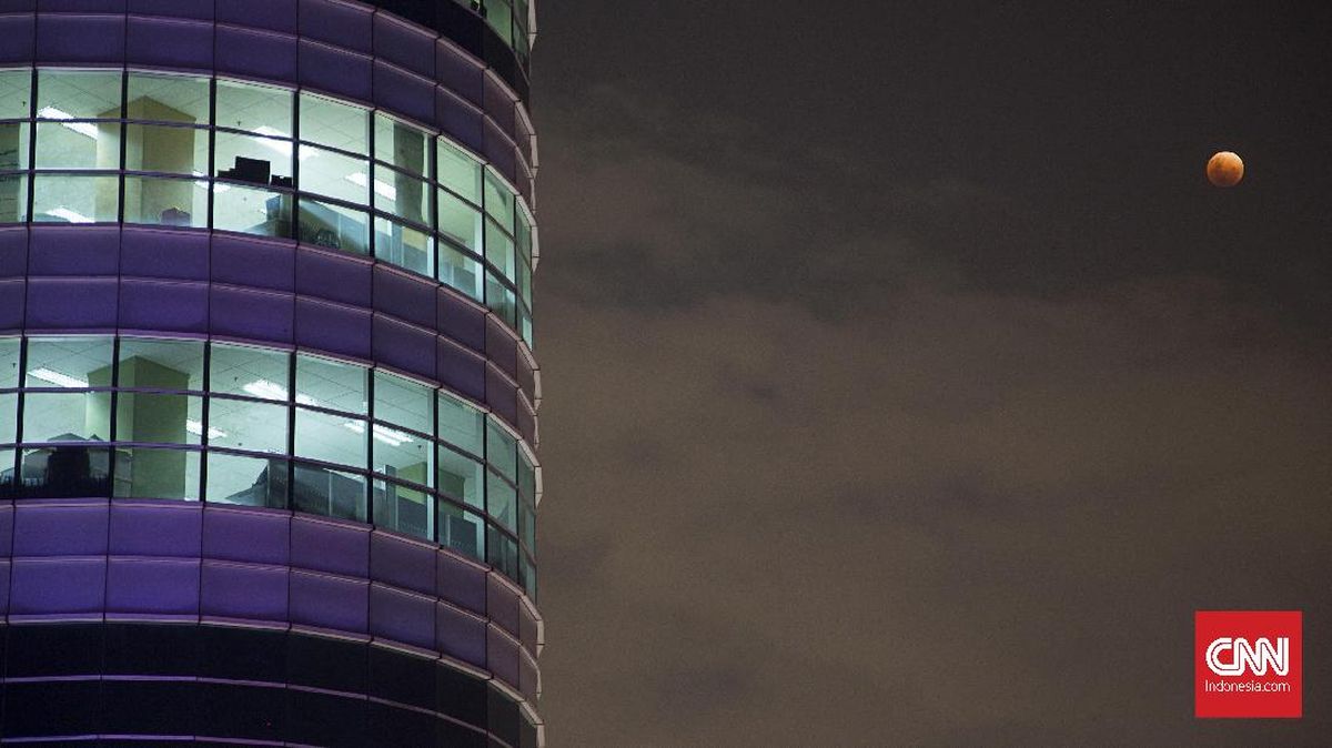 FOTO: Rona Merah Super Blue Blood Moon di Jakarta