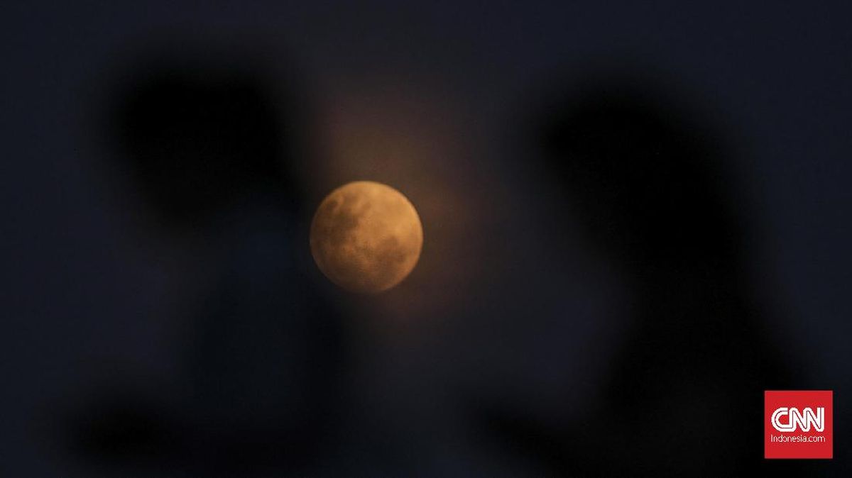 FOTO: Rona Merah Super Blue Blood Moon di Jakarta