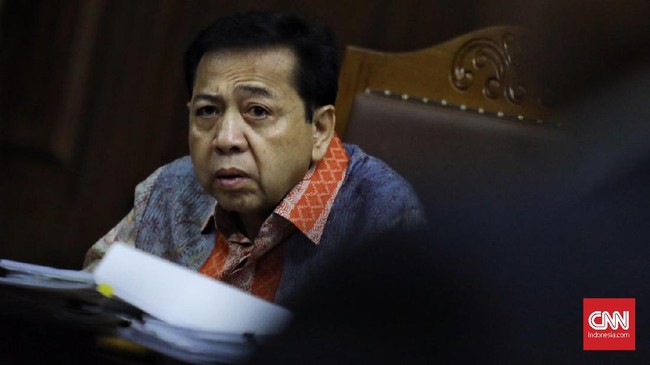 Sekjen PDIP menuding Setnov ingin mendapat status JC, sehingga dia menuding sejumlah pihak, khususnya elite PDIP turut menerima duit proyek e-KTP.