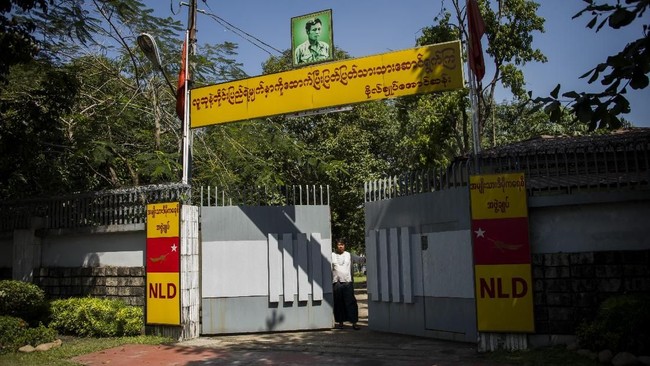 Pria 48 tahun yang melempar bom molotov ke rumah Aung San Suu Kyi mengaku melakukan aksi itu karena dikutuk oleh sihir.